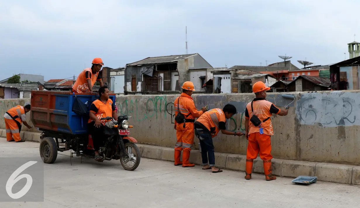 Minimnya pengawasan membuat vandalisme khususnya yang melakukan corat - coret di fasilitas umum baik dengan cat maupun spidol dan kebanyakan dari pelaku masih berstatus sebagai pelajar, Jakarta, Selasa (11/10). (Liputan6.com/Gempur M Surya)