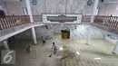 Warga bergotong royong membersihkan banjir yang menggenangi Mesjid An Nur di kawasan Pasar Minggu, Jakarta, Selasa (4/10). Banjir yang rutin menggenangi kawasan tersebut menyebabkan aktivitas warga serta ibadah terganggu. (Liputan6.com/Immanuel Antonius)