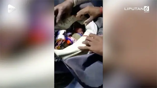 Dengan alasan keselamatan, orangtua ini menaruh bayinya di dalam tas dan membawanya ke Rumah Sakit Sipil di Mithi, Pakistan.