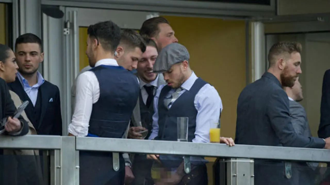 Pemain MK Dons kedapatan kencing di gelas saat menghadiri Festival Cheltenham.