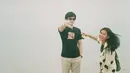 Irzan Faiq juga mengunggah potret kebersamaannya dengan Shenina Cinnamon di pantai. Rupanya, Irzan tengah liburan bareng dengan Angga dan Shenina. Dalam caption, ia menuliskan pesan penuh haru bahagia: "Pulau yang sama, jalur yang berbeda 2020-2025 A&S." (Liputan6.com/IG/@irzannfaiq)