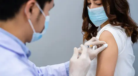 Vaksin booster bermanfaat bagi melindungi dari varian omicron, disuntikan pada 12 Januari