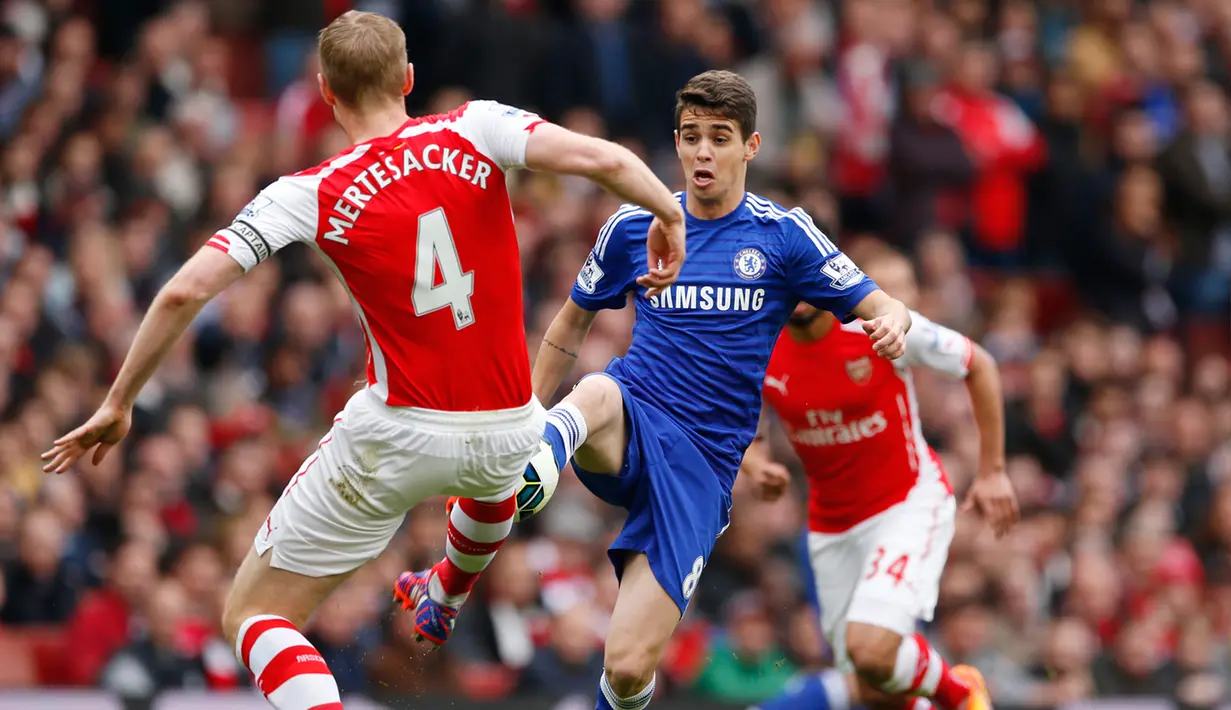 Gelandang Chelsea, Oscar (kedua kiri) berusaha melewati bek Arsenal Per Mertesacker saat Laga Liga Premier Inggris di Emirates Stadium, Minggu (26/4/2015). Arsenal bermain imbang 0-0 atas Chelsea. (Reuters/John Sibley)