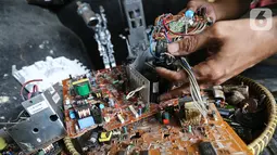 Limbah komponen elektronik sebagai bahan untuk membuat produk berupa pajangan di Galeri Artos Griya Asri Pamulang, Tangerang Selatan, Rabu (16/8/2020). Produk dari limbah elektronik dibentuk menjadi robot, pajangan lampu, mobil-mobilan hingga maket perkotaan. (Liputan6.com/Fery Pradolo)