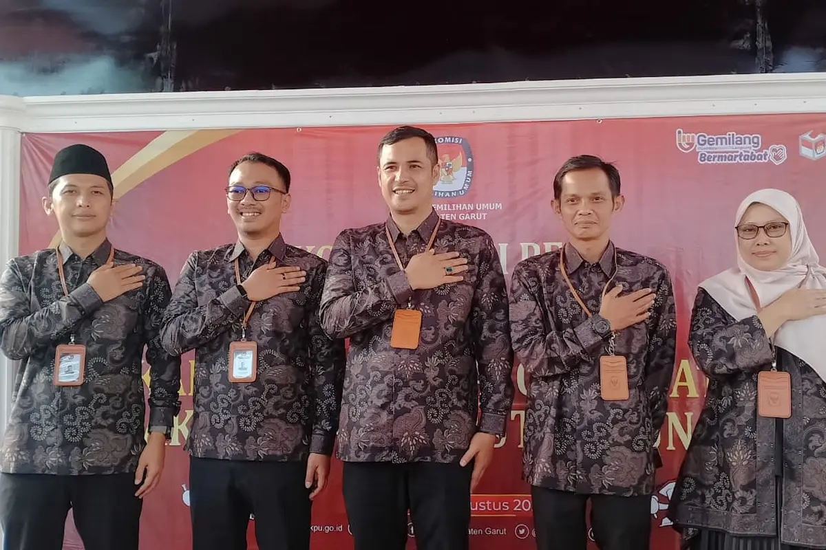 Komisioner KPUD Garut, Jawa Barat selepas penerimaan berkas pendaftaran bakal calon Pilkada Garut 2024 di kantornya. (Liputan6.com/Jayadi Supriadin)