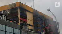 Diketahui, kebakaran hebat melanda gedung Glodok Plaza di Jalan Pinangsia Raya, Jakarta Barat, Rabu (15/1/2025) sekitar pukul 21.30 WIB. (Liputan6.com/Angga Yuniar)