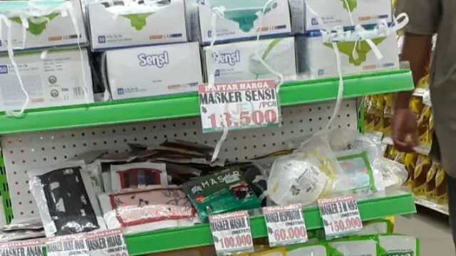 Masker yang mudah ditemukan di swalayan tapi sulit dicari di apotek sejak pandemi virus corona.