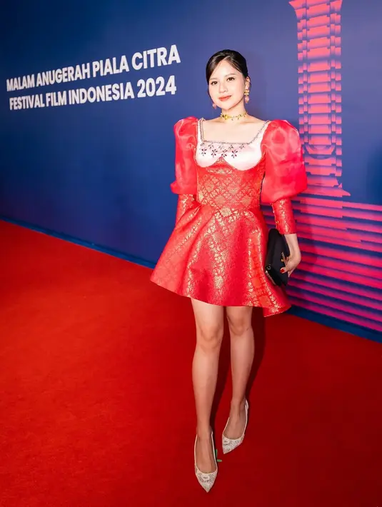 Anggi Marito tampil elegan dengan mini dress tenun berlengan gelembung yang apik. Dipadukan dengan heels putih yang bikin terlihat jenjang [@anggimarito]