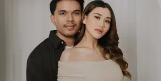 Dalam sesi pemotretan bertema elegan dan intim, Aaliyah mengenakan gaun off-shoulder berwarna cream dari @rooha.official yang terbuat dari bahan knit lembut. [Foto: IG/@fordem.co].