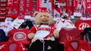 Teddy bears duduk di antara kaus pendukung sebelum pertandingan antara FC Cologne vs RB Leipzig pada lanjutan Bundesliga divisi satu Jerman di Cologne (1/6/2020). Pertandingan yang digelar tanpa penontona akibat pandemi Covid-19 ben ini dimenangkan RB Leipzig dengan skor 4-2. (AFP/Ina Fassbender)