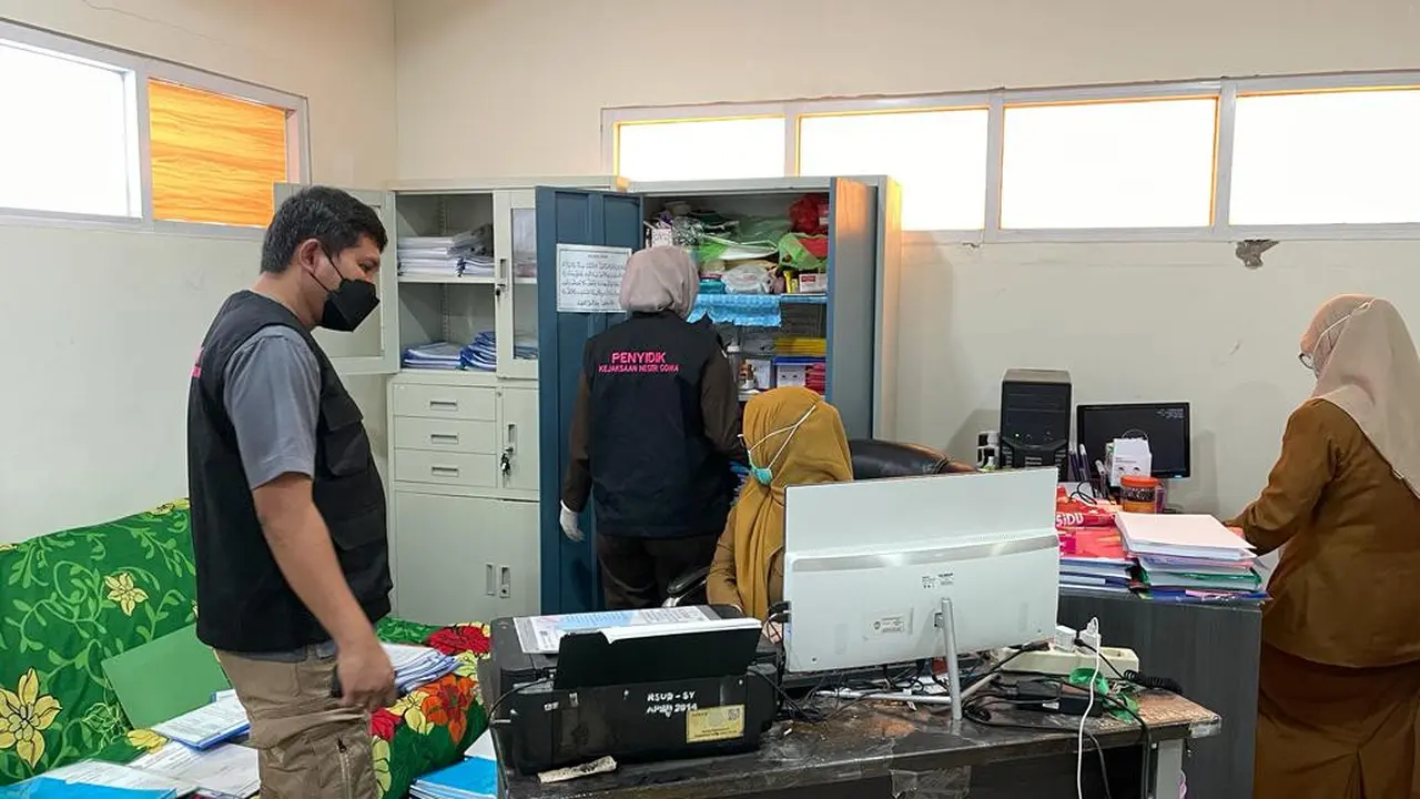 Kejari Gowa menggeledah RSUD Syekh Yusuf Kabupaten Gowa, Sulsel. (Liputan6.com/Eka Hakim)