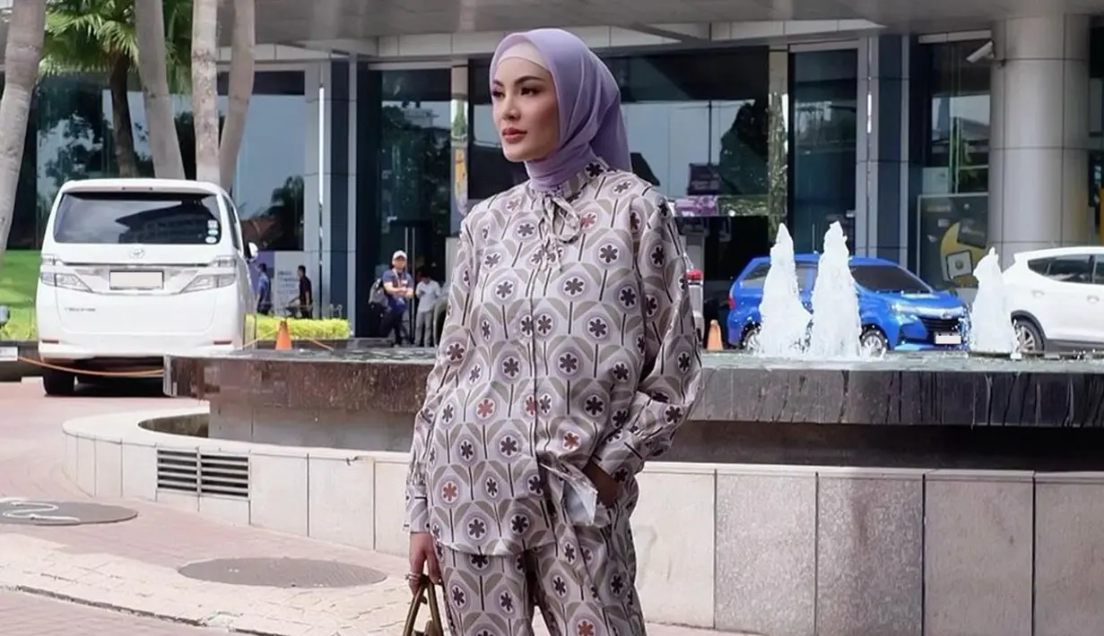 Penampilan Nindy dengan hijab pun tak lepas dari perhatian netizen. Dirinya terlihat memilih untuk menggunakan hijab dengan model cukup simpel dalam berbagai kesempatan. (Liputan6.com/IG/@nindyayunda)