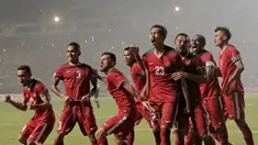 Para pemain Timnas Indonesia merayakan gol yang dicetak Hansamu Yama ke gawang Thailand pada laga final leg pertama Piala AFF 2016 di Stadion Pakansari, Jawa Barat, Rabu (14/12/2016). Indonesia menang 2-1 atas Thailand. (Bola.com/Peksi Cahyo)