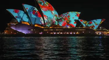 Layar Sydney Opera House diterangi sebagai bagian dari festival Vivid di Sydney, Australia, Senin, 29 Mei 2023. (AP Photo/Mark Baker)