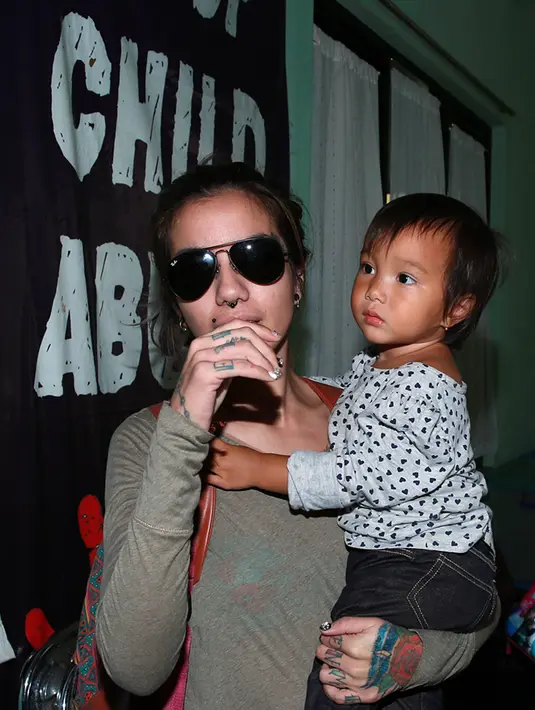 "Sampai Februari awal saya masih menafkahi ketiganya. Sekarang saya sudah dibantu Anji dan istrinya untuk menafkahi Leticia," tutur Sheila Marcia. (Deki Prayoga/Bintang.com)