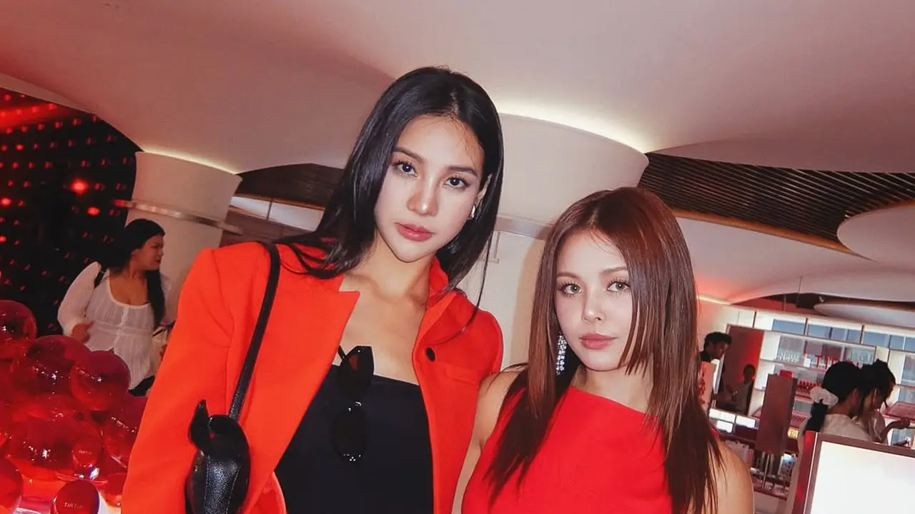 Anya Geraldine Tampil Sleek & Berkelas di Beauty Event Korea, Pose Bareng Sorn Eks CLC