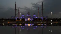 Suasana Masjid Agung Sheikh Zayed ketika umat Muslim bersiap melaksanakan salat tarawih pertama di Abu Dhabi, Rabu (17/5). Masjid ini adalah masjid terbesar ketiga di dunia setelah masjid di Mekkah dan Madinnah. (AFP PHOTO/KARIM SAHIB)