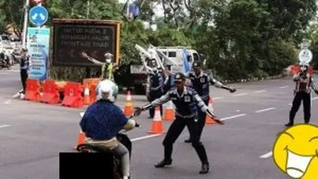 6 Potret Emak-Emak Melanggar Aturan Lalu Lintas Ini Bikin Polisi Meringis