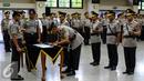 Kapolda Metro Jaya, Irjen Moechgiyarto disaksikan Kapolri Jend. (Pol.) Badrodin Haiti saat penandatanganan surat perintah tugas pada sertijab Kapolda di Rupatama, Mabes Polri, Jakarta, (21/3). (Liputan6.com/Fery Pradolo)