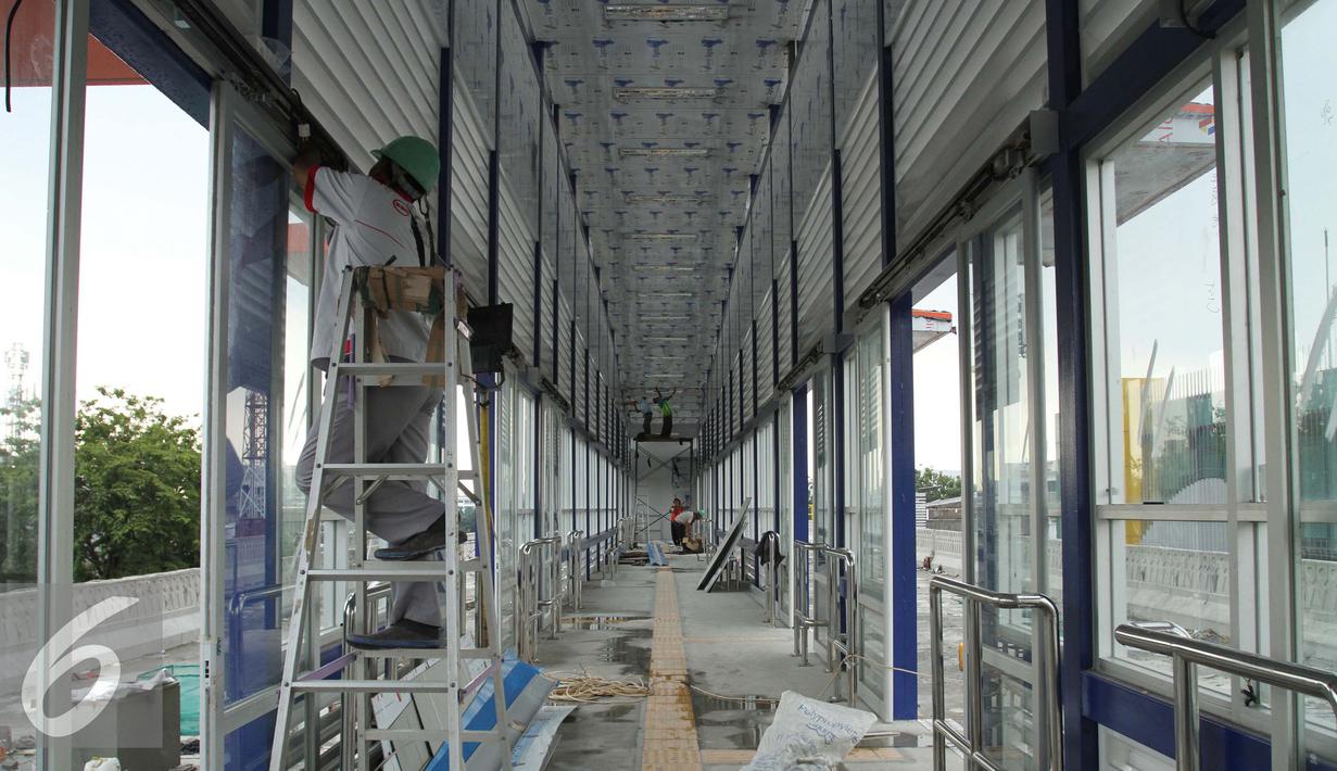 Pekerja menyelesaikan pembangunan bagian dalam halte Transjakarta di kawasan Mayestik Jl. Kyai Maja, Jakarta Selatan, Rabu (2/11). Ditargetkan 12 halte dibangun untuk mengubungkan Koridor XIII tersebut. (Liputan6.com/Gempur M. Surya)