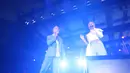 Meski dalam suasana berduka, kolaborasi ini terlihat sukses menghibur penonton di BNI Project 'Indonesian Duets'. (Andy Masela/Bintang.com)