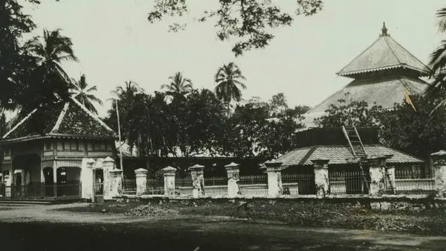 8 Potret Lawas Masjid di Indonesia, Penuh Sejarah