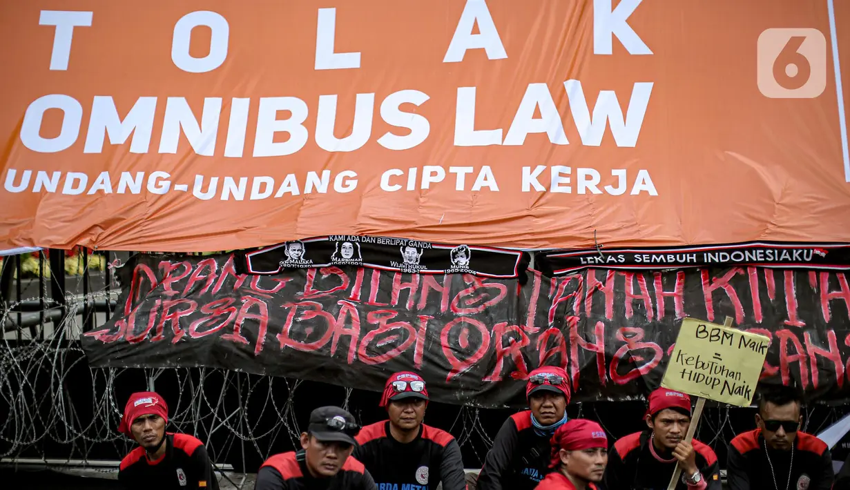 Massa yang tergabung dalam Partai Buruh menggelar aksi di depan Gedung DPR, Jakarta, Selasa (6/9/2022). Dalam aksi tersebut mereka menolak keputusan pemerintah menaikkan harga bahan bakar minyak (BBM) bersubsidi dan meminta pemerintah untuk meninjau ulang keputusan tersebut. (Liputan6.com/Faizal Fanani)