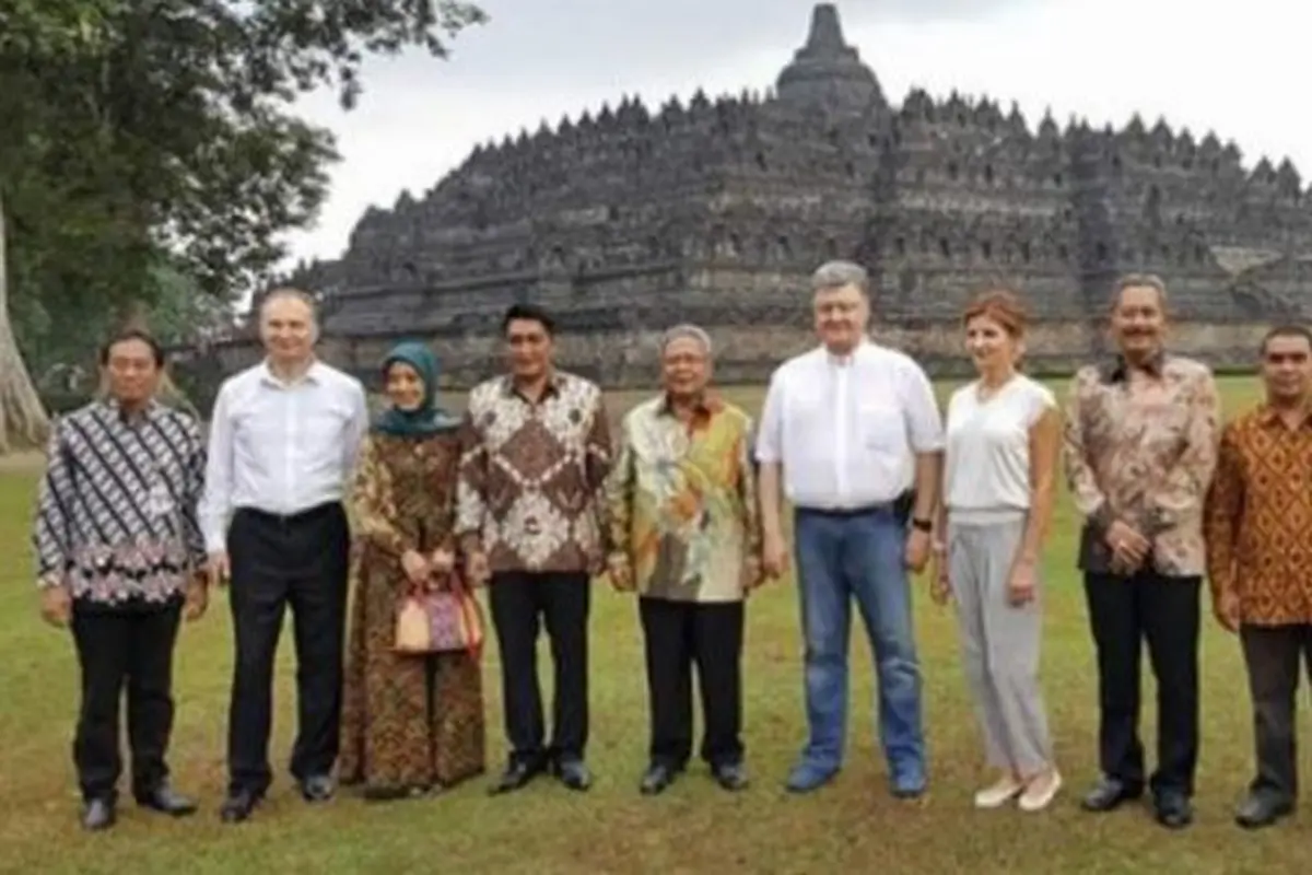 Presiden Ukraina Petro Poroschenko Selfie di Borobudur