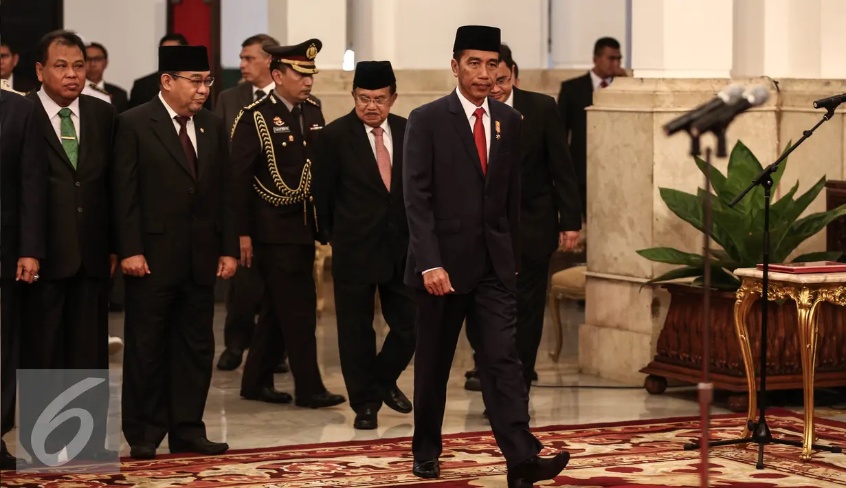 Presiden Jokowi tiba untuk memimpin pelantikan Kapolri Tito Karnavian di Istana Negara, Jakarta, Rabu (13/7). Tito Karnavian resmi dilantik dengan Keputusan Presiden tentang pengangkatan Kapolri Nomor 48/Polri/Tahun 2016. (Liputan6.com/Faizal Fanani)