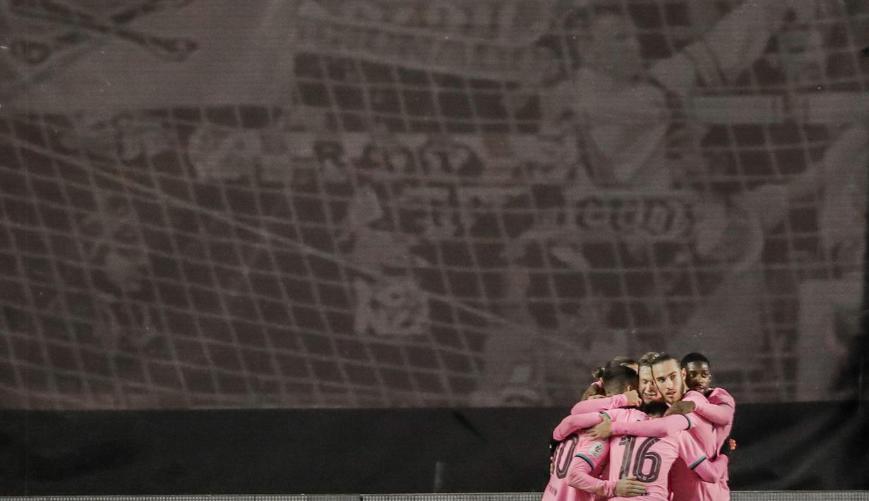 Selebrasi pemain Barcelona usai mengalahkan Rayo Vallecano pada laga babak 16 Besar Copa del Rey di Vallecas stadium, Madrid, Kamis (28/1/2021). (Foto: AP/Manu Fernandez)