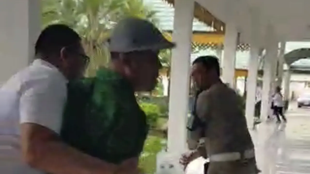 Pria siram bensin di kantor bupati Langkat