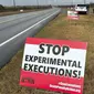 Aktivis anti-hukuman mati memasang tanda di sepanjang jalan menuju Lembaga Pemasyarakatan Holman di Atmore, Alabama, menjelang jadwal eksekusi Kenneth Eugene Smith dengan gas nitrogen pada Kamis, 25 Januari 2024. (Kim Chandler/AP)