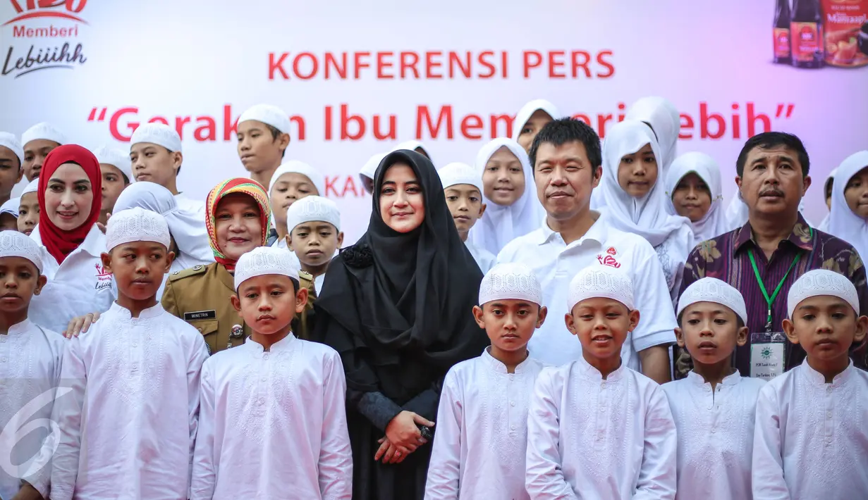 Umi Pipik dan Annisa Trihapsari berpose bersama anak yatim usai acara 'Gerakan Ibu Memberi Lebih', Jakarta, Rabu (24/6/2015). Rencananya kegiatan ini akan digelar secara serentak di 30 kota di Pulau Jawa pada 5 Juli mendatang (Liputan6.com/Faizal Fanani)