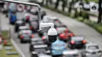 Kamera tilang elektronik atau electronic traffic law enforcement (ETLE) terpasang di Jalan Jenderal Sudirman, Jakarta Pusat, Rabu (26/10/2022). Polda Metro Jaya resmi menghentikan pelaksanaan tilang manual terhadap para pelanggar lalu lintas sehingga seluruh pengendara yang melanggar bakal ditindak secara elektronik. (merdeka.com/Iqbal S. Nugroho)