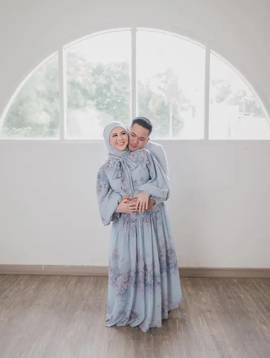 Dirinya juga turut menjalani maternity shoot dengan sang suami dan memamerkan kemesraan selama sesi pemotretan. Kebahagiaan menyambut anak kedua juga tampak di wajah Kesha dan Adhi.  (Liputan6.com/IG/@kesharatuliu05)