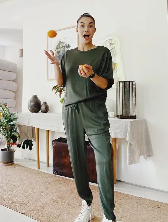 <p>Kali ini, Nadya tampil bergaya casual dengan loungewear warna hijau army. (Instagram/nadyahutagalung).</p>