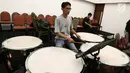 Seorang drummer berlatih jelang konser Sabda Semesta di Jakarta, Senin (25/9). Konser Sabda Semesta akan digelar pada 29 September di Aula Simfoni Jakarta. (Liputan6.com/Fery Pradolo)