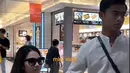 Setelah berkunjung ke hutan bambu, keduanya memutuskan untuk mencari makan di salah satu pusat perbelanjaan. Ada momen lucu saat Azizah menduduki koper dan kopernya dipegang oleh Arhan. Kelucuan pasangan ini berhasil tuai atensi. (Liputan6.com/IG/arhanazizah.official)