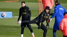 Penyerang PSG Kylian Mbappe (kanan) menendang bola melewati Lionel Messi selama sesi latihan di tempat latihan klub di Saint-Germain-en-Laye, sebelah barat Paris, Jumat (3/3/2023). PSG akan menjamu Nantes di Parc des Princes pada pekan ke-26 Ligue 1 2022/2023, Minggu, 5 Maret 2023 dini hari WIB. (Photo by FRANCK FIFE / AFP)