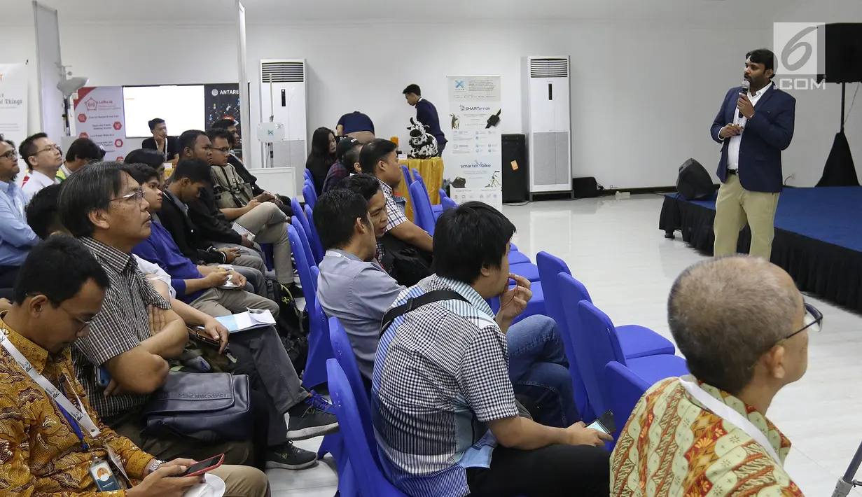 Field Appication Engineer Semtech Hari Venkatesh (kanan) saat menjadi pembicara dalam Indonesia Long Range Conference (IDLoRaCon) 2019 di Function Hall Emtek City, Jakarta, Rabu (14/8/2019). IDLoRaCon 2019 membahas bagaimana sistem Internet of Things (IoT) bekerja. (Liputan6.com/Herman Zakharia)