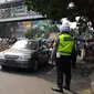 Penyekatan di Jalan Basuki Rachmat alias Basura, Jakarta Timur, Kamis (15/7/2021). (Liputan6.com/ Nanda Perdana Putra)