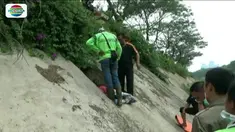 Jasad pria tanpa identitas ditemukan telah membusuk di gorong-gorong kali Ciliwung. Petugas dan warga kesulitan mengevakuasi jasad tersebut.