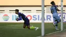 Kiper Persipura melakukan penyelamatan dalam laga pekan kedua BRI Liga 1 2021/2022 antara Persela Lamongan melawan Persipura Jayapura di Stadion Wibawa Mukti, Cikarang, Jumat (10/9/2021). Persela menang 1-0. (Bola.com/Bagaskara Lazuardi)