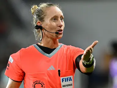 Wasit utama Tori Penso saat memimpin laga Grup H Piala Dunia Antarklub 2025 antara Al Ain melawan Juventus di Audi Field, Washington, Amerika Serikat, Kamis (19/06/2025). (AFP/Roberto Schmidt)