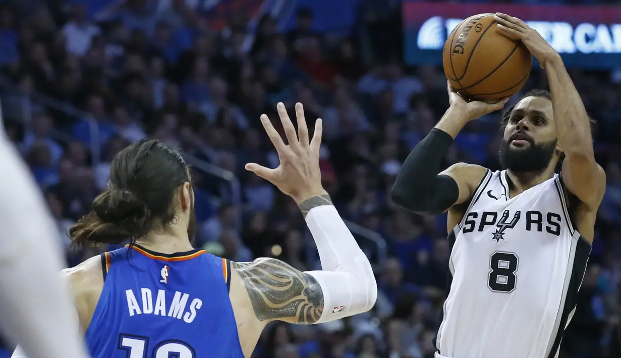 Pebasket San Antonio Spurs, Patty Mills, berusaha memasukan bola saat pertandingan melawan Oklahoma City Thunder pada laga NBA di Chesapeake Energy Arena, Minggu (11/3/2018). Thunder menang 104-94 atas Spurs. (AP/Sue Ogrocki)