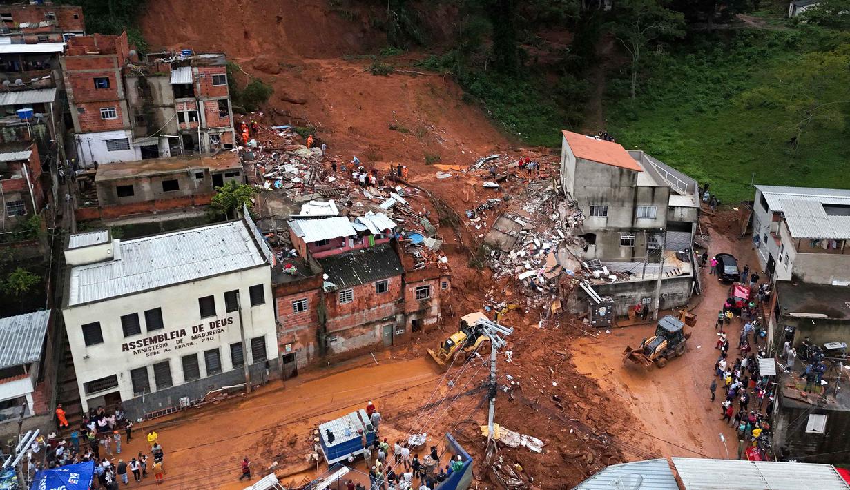 Tim penyelamat terus berupaya mengevakuasi para korban reruntuhan bangunan di lingkungan Barrio Parque Jardim Burnier, Juiz de Fora, Negara Bagian Minas Gerais, Brasil. Tampak foto udara menunjukkan tim penyelamat mencari korban di tengah reruntuhan setelah tanah longsor akibat hujan lebat di lingkungan Barrio Parque Jardim Burnier, Juiz de Fora, Negara Bagian Minas Gerais, Brasil, pada 24 Februari 2026. (Pablo PORCIUNCULA/AFP)