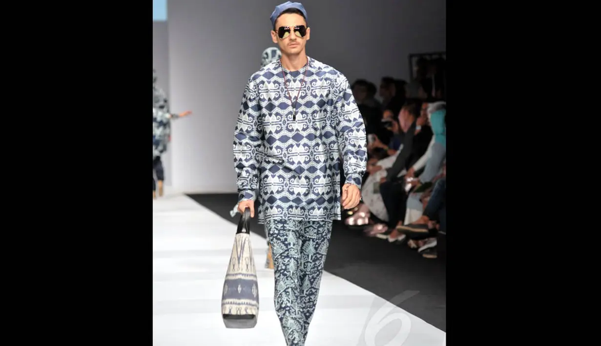 Busana-busana pria Itang Yunasz yang ditampilkan dalam pagelaran Jakarta Fashion Week 2015 memiliki spirit yang dinamis dan sangat funky, Minggu (2/11/2014). (Liputan6.com/Panji Diksana)