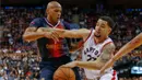 Guard Toronto Raptors, Fred Van Vleet, berusaha melewati guard San Lorenzo, Guillermo Diaz, pada laga pramusim NBA di Rogers Center, Toronto, Sabtu (15/10/2016). Raptors menang 122-105 atas San Lorenzo. (USA Today Sports/Kevin Sousa)