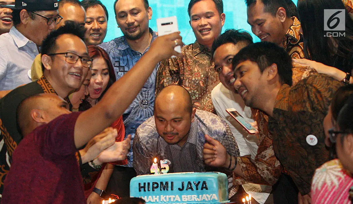 Ketua Umum HIPMI Jaya, Afifuddin Suhaeli Kalla meniup lilin bersama para pengurus pada perayaan HUT HIMPI Jaya ke - 45 di Jakarta, Selasa (30/4/2019). Perayaan yang dihadiri pengusaha dan tokoh senior HIPMI mengusung tema Rumah Kita Jaya. (Liputan6.com/HO/Dodi)