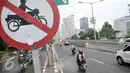 Sejumlah pengendara sepeda motor memasuki Jalan Layang Non Tol (JLNT) Kampung Melayu - Tanah Abang di Jakarta, Senin (31/10). Meskipun ada rambu larangan melintas pengendara motor tetap nekat memasuki jalur itu. (Liputan6.com/Yoppy Renato)